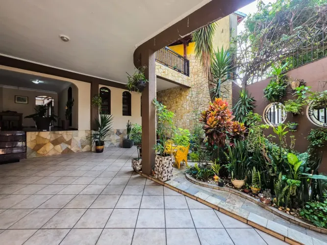 Casa - Vila Portuguesa - 4 Quartos / Dormitórios - 1 Vaga - Venda/ Compra