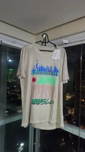 Camiseta Guess Realidade Alterada Synthwave Japanese - P/M - Original - Bege