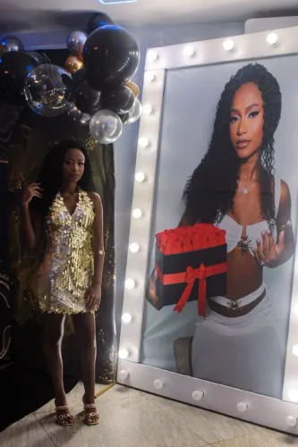 Vestido lindo e brilhante,aberto nas costas