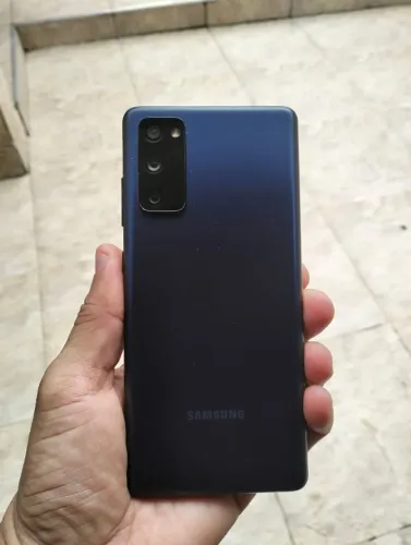 Vendo celular S20FE 126 de memória, sem marcas de uso,passo cartão. 