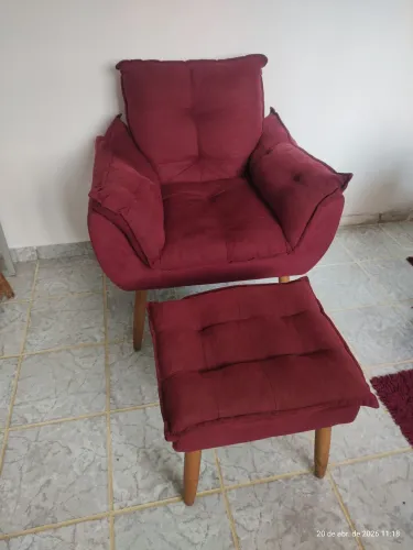 Poltrona confortável com puff 