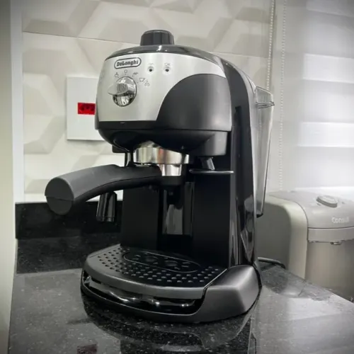 Máquina de Café Expresso Manual DeLonghi EC220 CD (15 bar)- 110V
