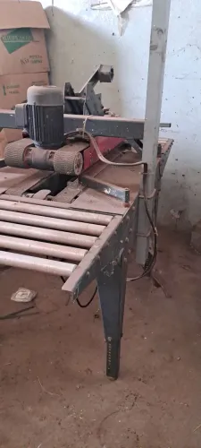 Maquina fechadora de caixas