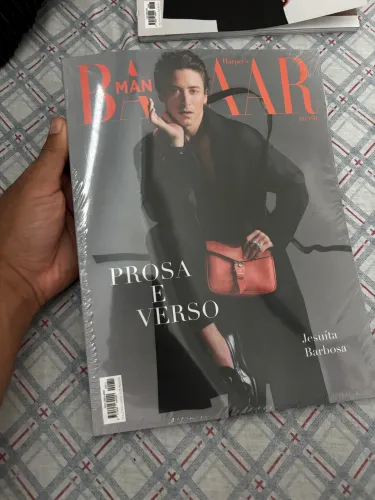 revista harpers bazaar man com jesuíta barbosa na capa. edição com o tema "prosa e verso"
