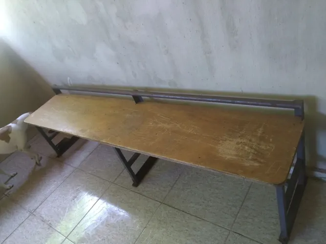 Vende-se um banco de ferro com assento de madeira 