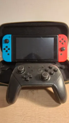 Nintendo Switch com case do zelda e controle pro