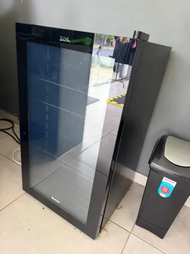Frigobar/cervejeira EOS Bierhaus 98 Litros modelo ECE100/127v