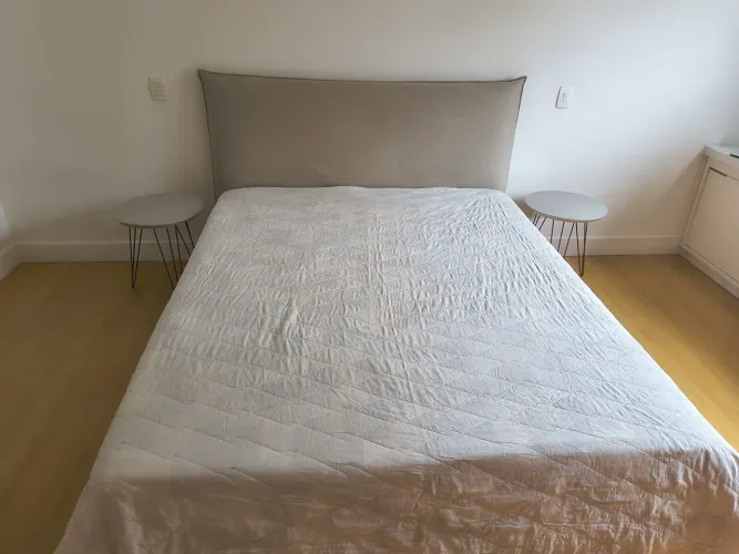 CAMA QUEEN ESTOFADA FLUTUANTE + PAR DE MESAS DE CABECEIRA OFF-WHITE | SEMI-NOVA