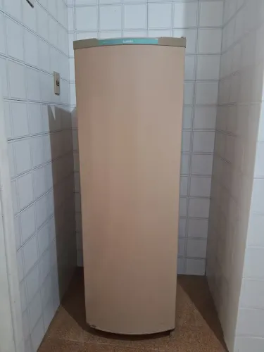 Linda geladeira Cônsul, funcionando normalmente. Bom estado de conservação.