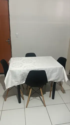 Mesa com 4 cadeiras