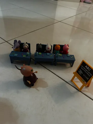 Escola peppa pig com personagem