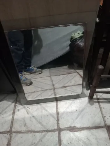 Balcão de banheiro com espelho grande