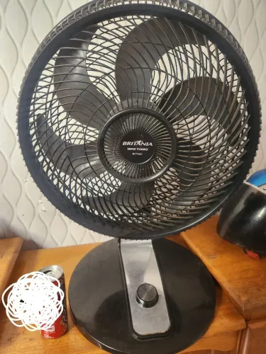 Britânia Turbo BVT400 de 150W na cor preta.