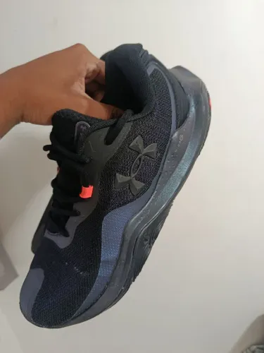 Tênis de basquete Under Armour Buzzer Preto com Roxo