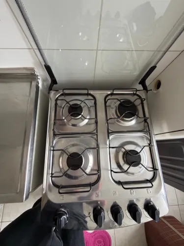 Fogão Consul de 4 bocas, com acabamento inox e mesa de vidro temperado)