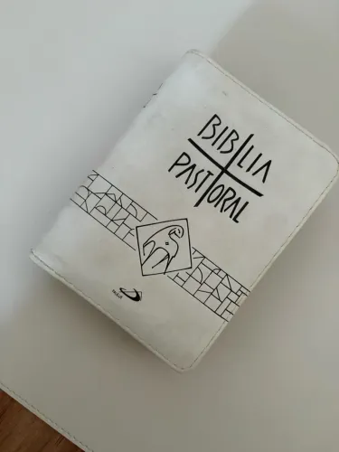 Bíblia Sagrada Edição Pastoral - Média com Zíper Creme (Editora Paulus)