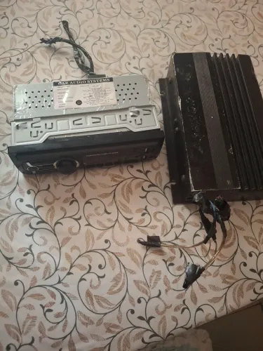 Vendo tocar CD e um módulo