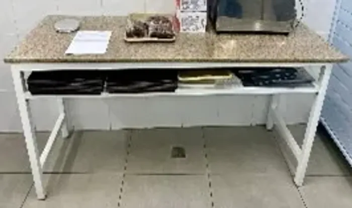 Bancada com pé de ferro e tampo de granito