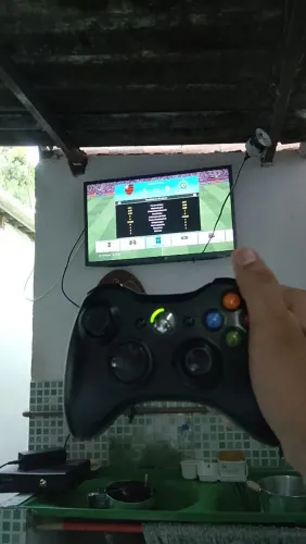 Vende-se Xbox 360 com 20 jogos desbloqueado com 2 controles sem fio e mais 500 GB