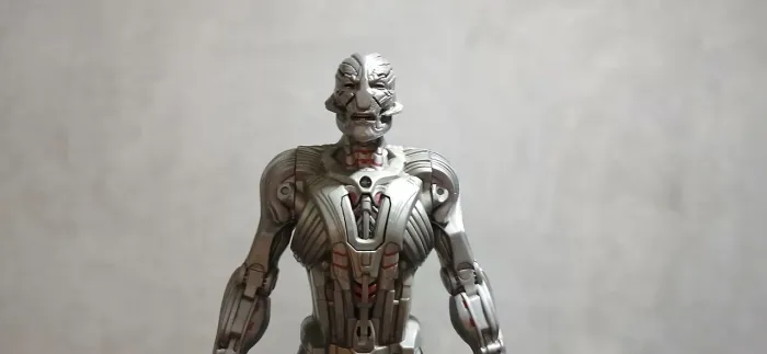 Boneco Ultron 30cm - com luz e sons