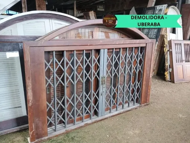 JANELA DE IMBUIA COM GRADE