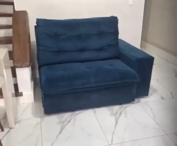 Sofá retrátil azul lindo
