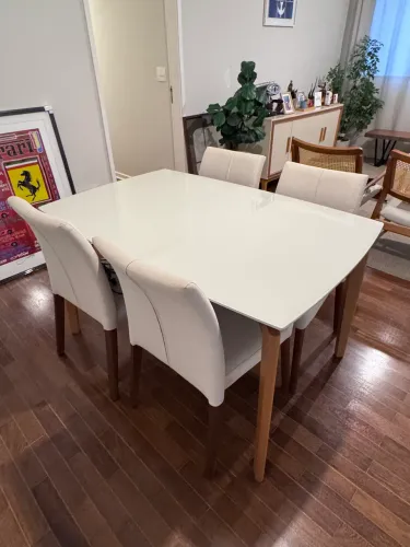 Mesa de jantar 4 lugares com 4 cadeiras em ótimo estado