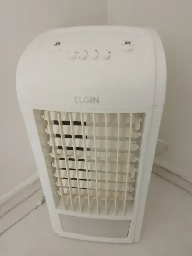 Vende se climatizador de ar  pequeno , branco com várias informações 