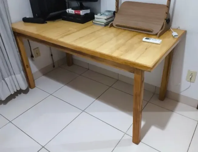 Mesa de madeira 1,60m com uma cadeira