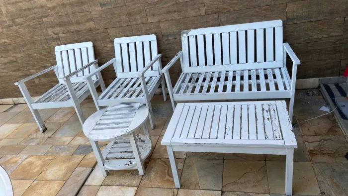 Espreguiçadeira, banco, cadeiras e mesas para piscina