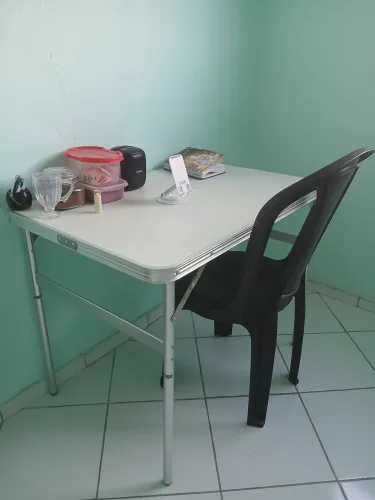 MESA DE METAL DOBRÁVEL COM CADEIRA PLÁSTICA PRETA NOVA.