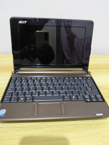 Netbook Acer Aspire One modelo ZG5 compacto, cor marrom