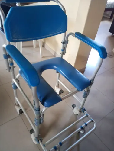 Cadeira de banho de alumínio.