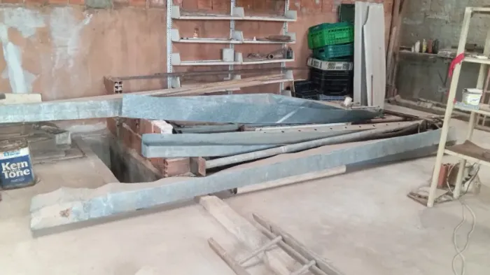 calhas, colunas de ferro grosso, telhas de zinco. 
