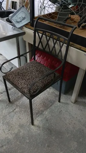 Cadeira de ferro entrego