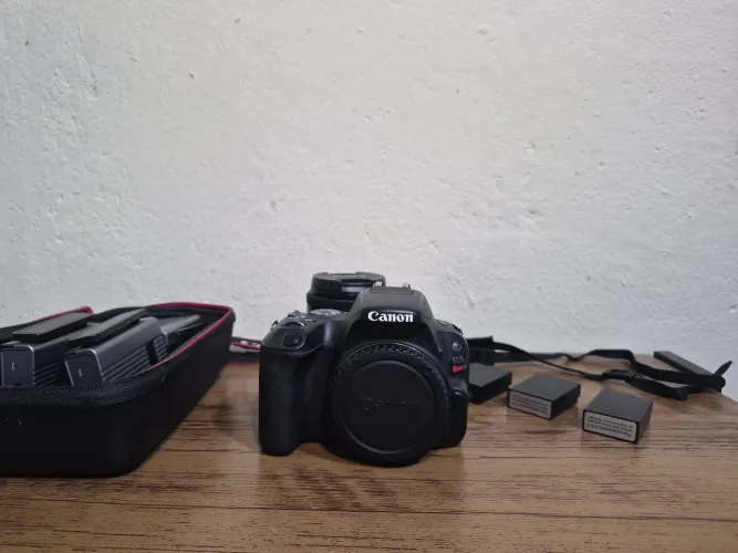Canon SL2 + 18-55mm STM + 3 Baterias + Microfone Synco