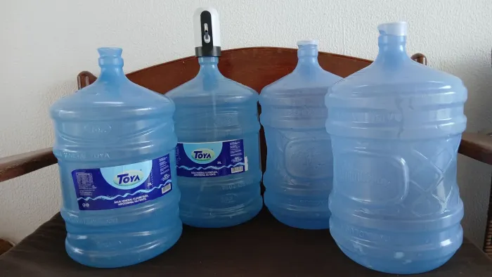 Vendo garrafões de 20 litros e bomba elétrica
