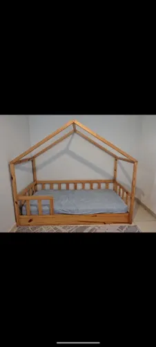 Cama Montessori tamanho solteiro. 