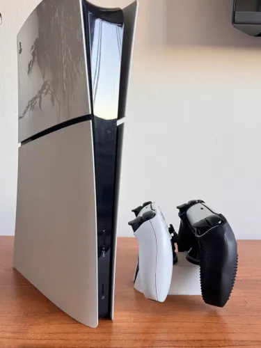 PlayStation 5 com 2 controles e base de carregamento