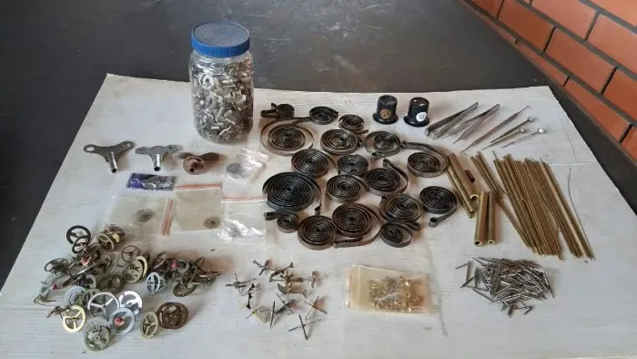 Lote de peças / ferramentas para relógios antigos