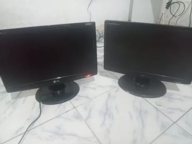 2 Monitores LG 18,5' com defeito - LED vermelho aceso - Para conserto ou peças