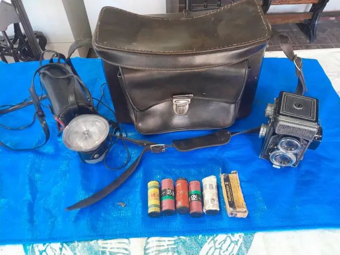 Maleta antiga de fotografo com maquina Yashica Flex, com flasch portatil e rolos filmes.