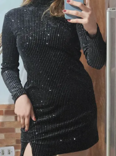 Vestido curto de veludo preto com brilho e fenda