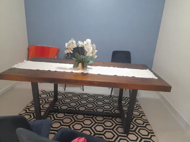 Vendo uma mesa de madeira, com pés  de ferro,cor escura.medida 190.de comprimento por 90 .