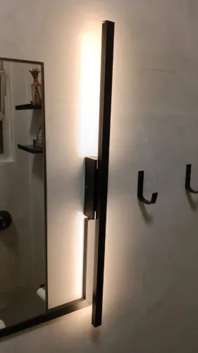 Luminária slim preta luz quente