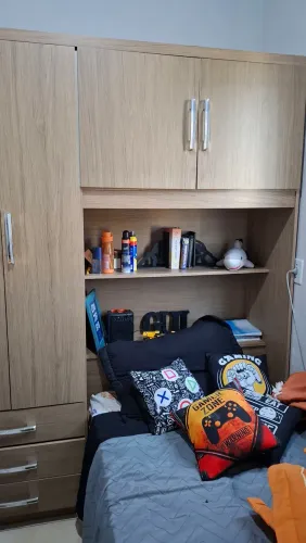 Quarta roupa com cama embutido solteiro