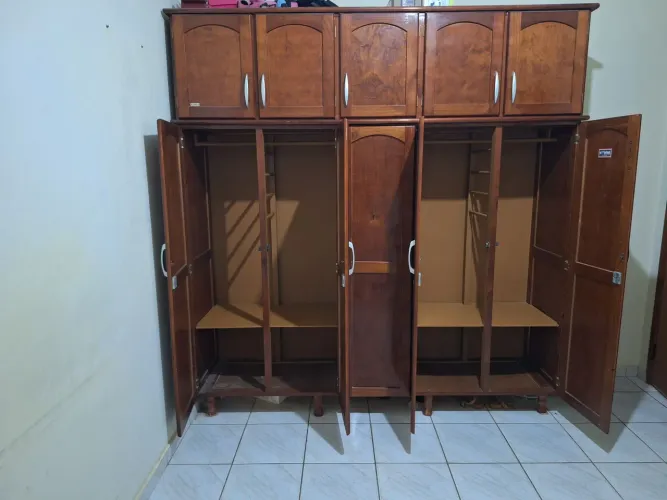 Vendo guarda roupas de madeira 5portas com maleleiro em ótimo estado
