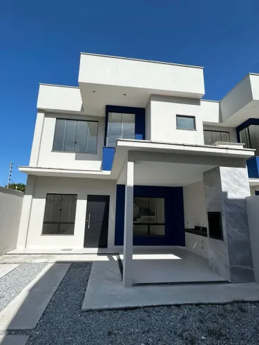 Duplex com 3 suítes e acabamento de primeira a 50 metros do emissário de Rio das Ostras - 