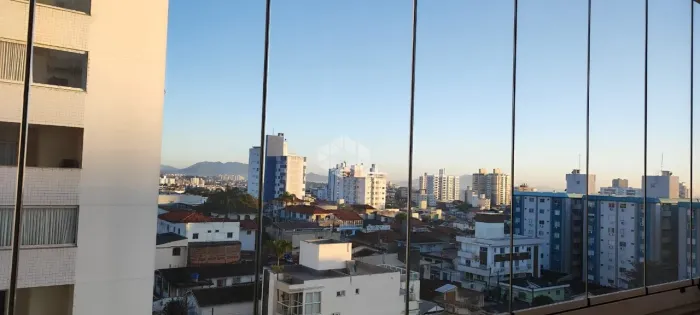 Apartamento com 2 quartos/dormitórios no bairro Barreiros, em São José- SC