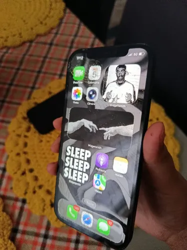 Iphone 12 quebrado.